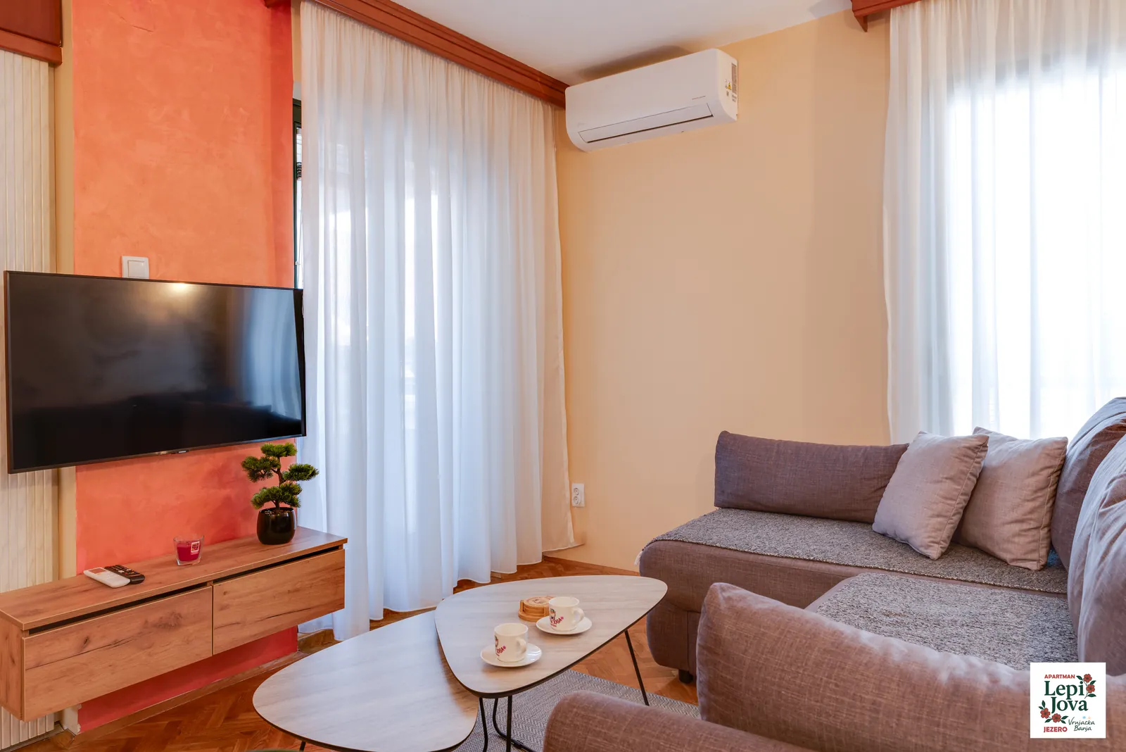 Trosed i televizor u dnevnoj sobi apartmana Jezero