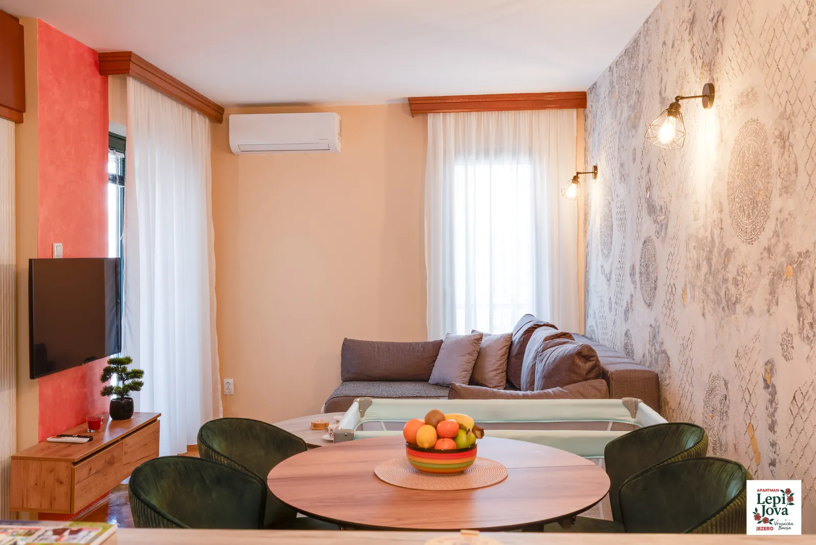 Ugao dnevne sobe apartmana Jezero sa dekorativnim zidom