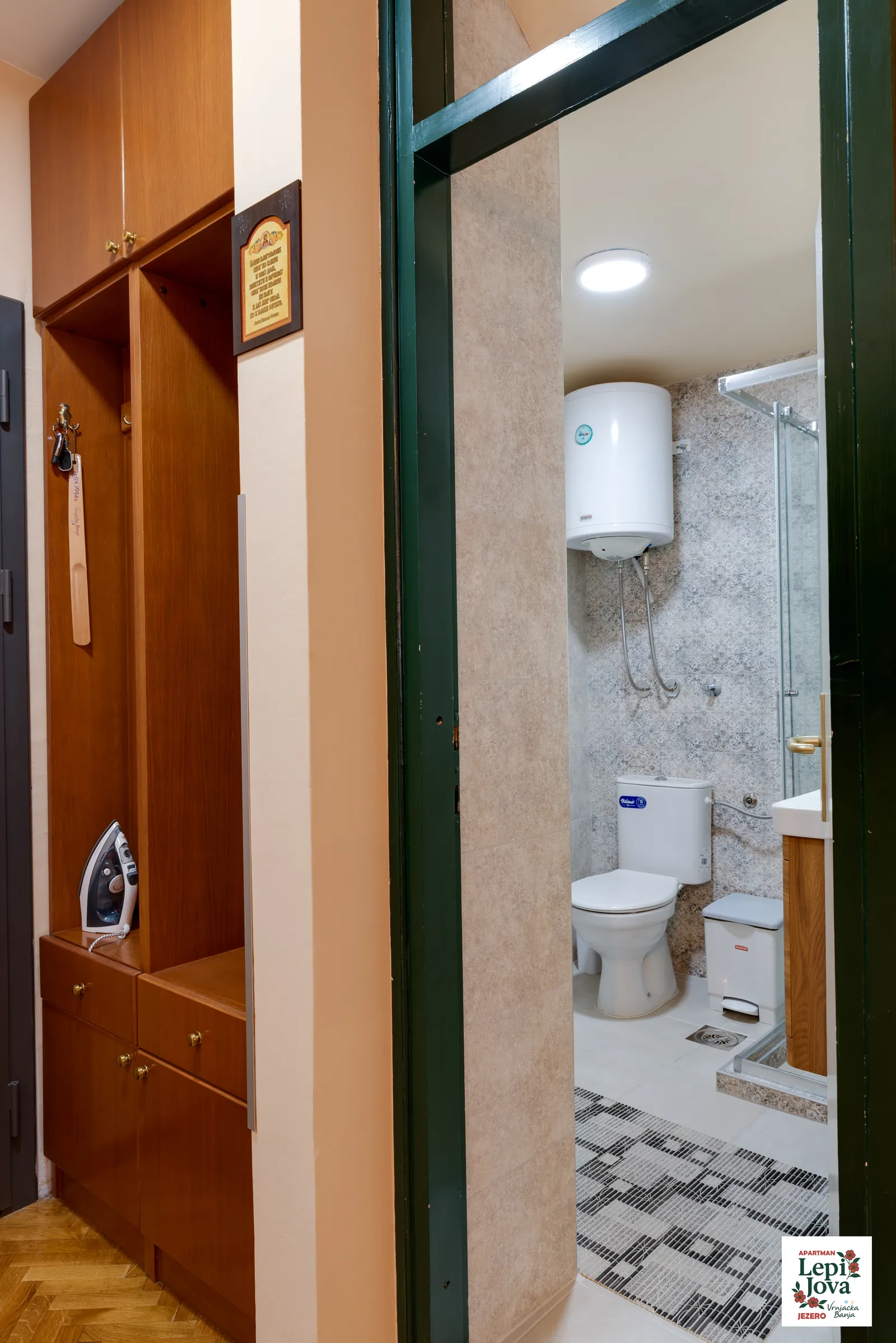 Pegla i daska za peglanje dostupni gostima apartmana Jezero