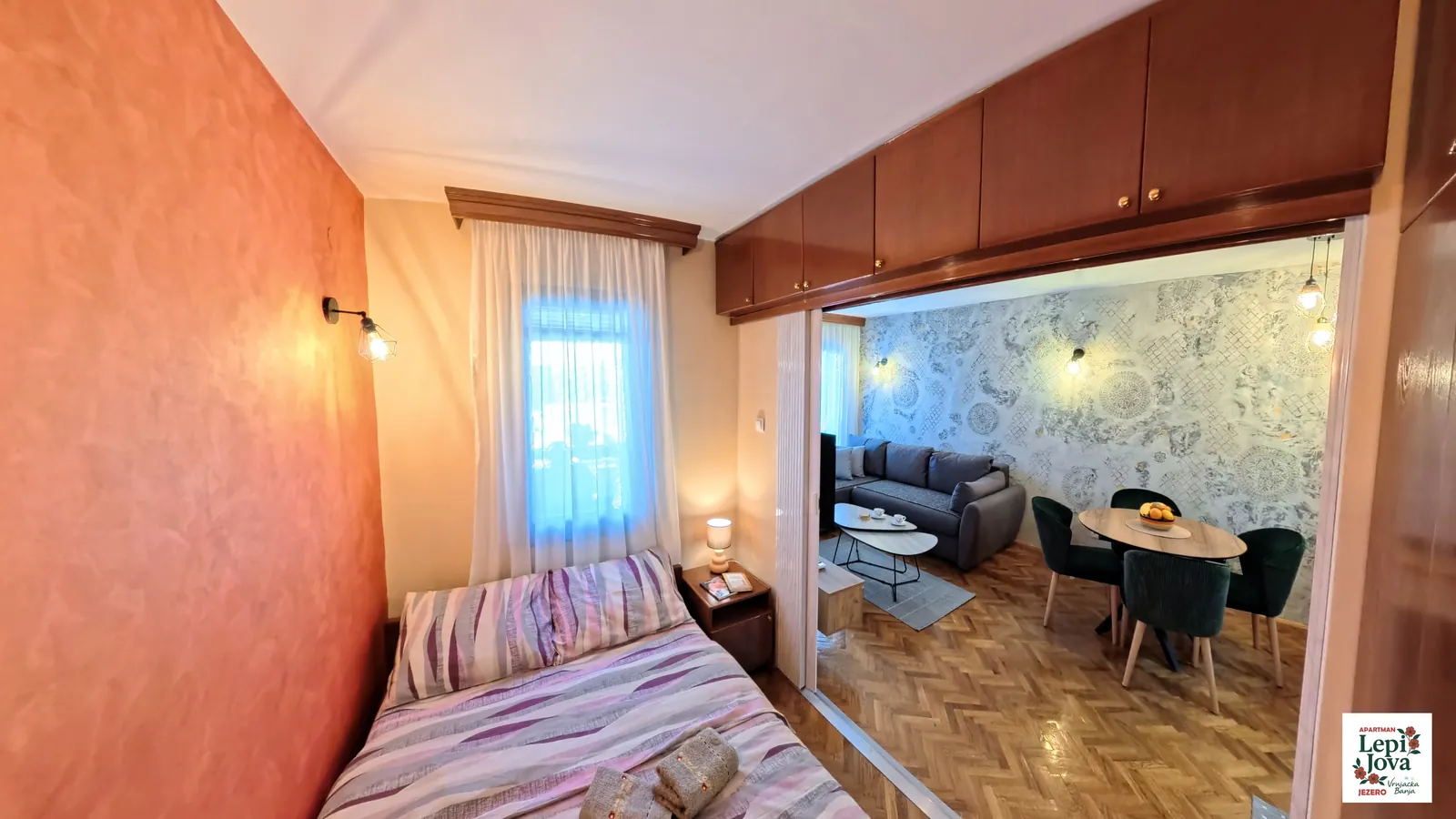 Pogled iz spavaće sobe ka dnevnom boravku apartmana Jezero