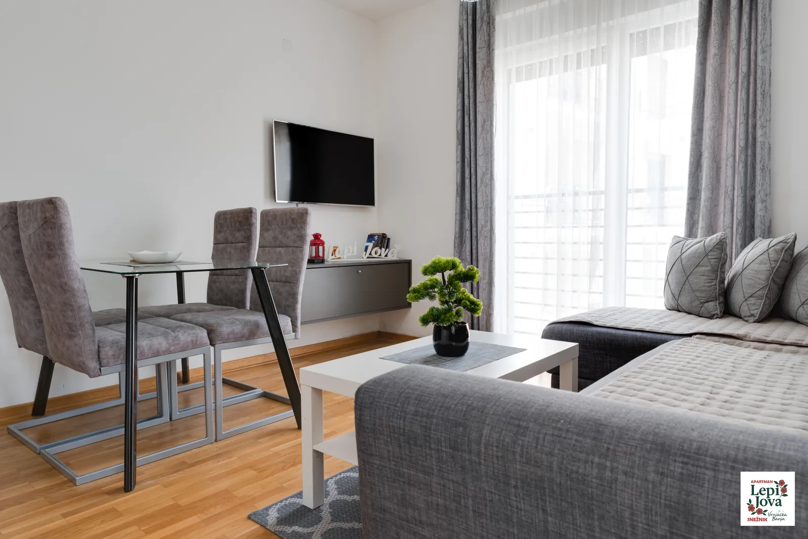 Dnevna soba apartmana Snežnik sa modernim nameštajem