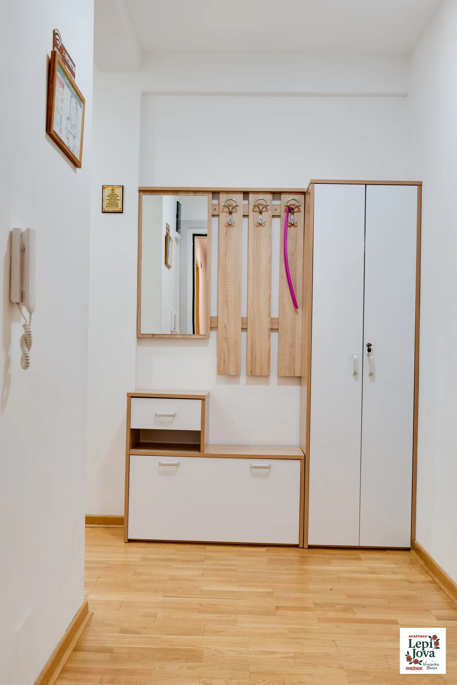 Garderobni deo predsoblja apartmana Snežnik