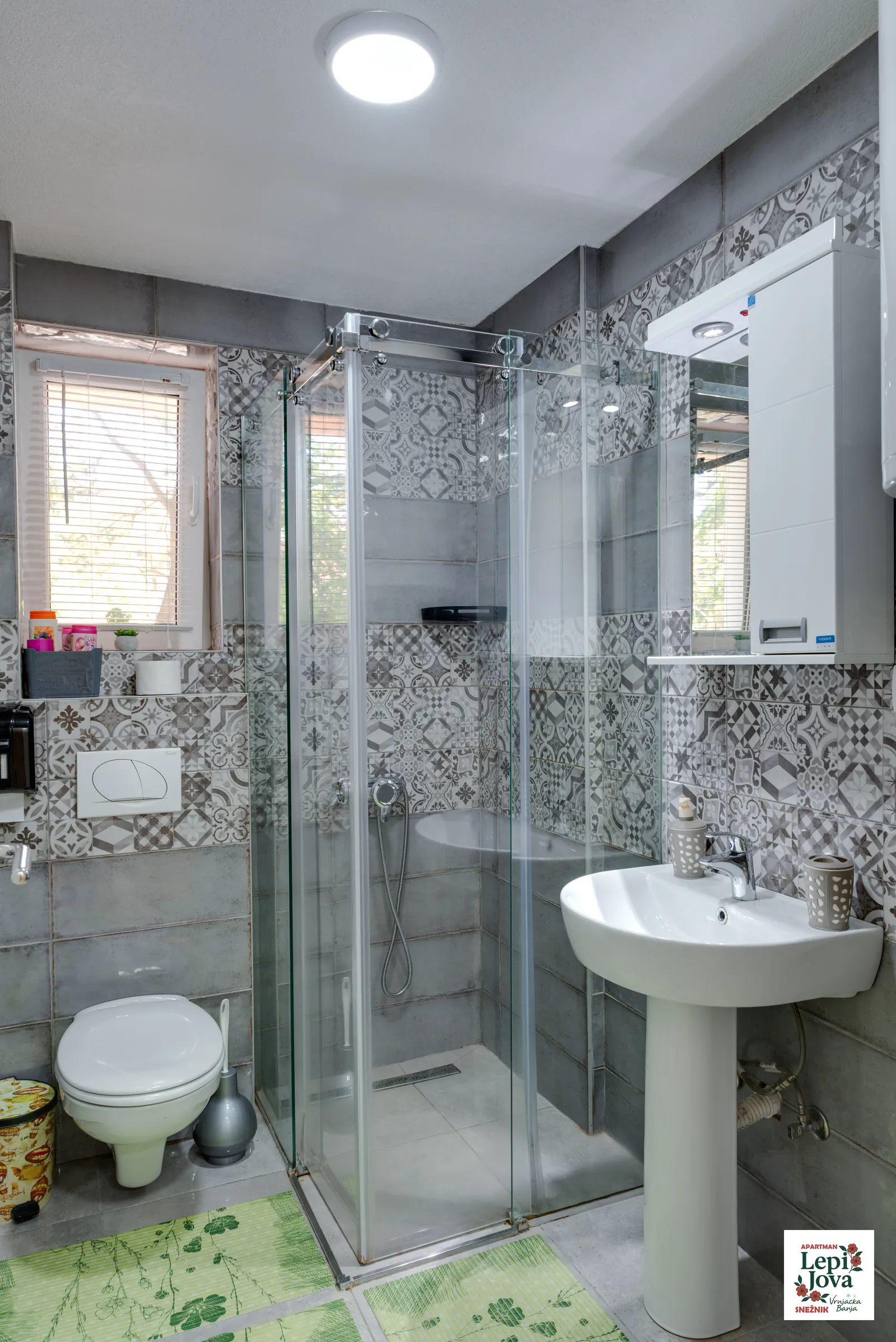 Kupatilo apartmana Snežnik sa tuš kabinom i prirodnim svetlom