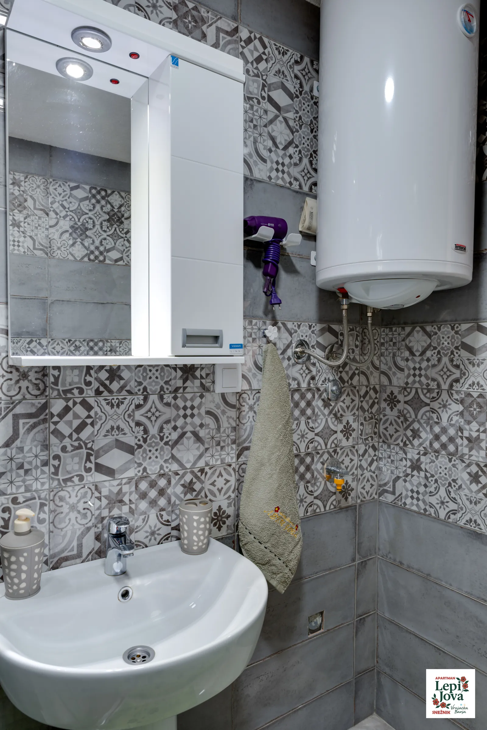 Lavabo i ogledalo u kupatilu apartmana Snežnik