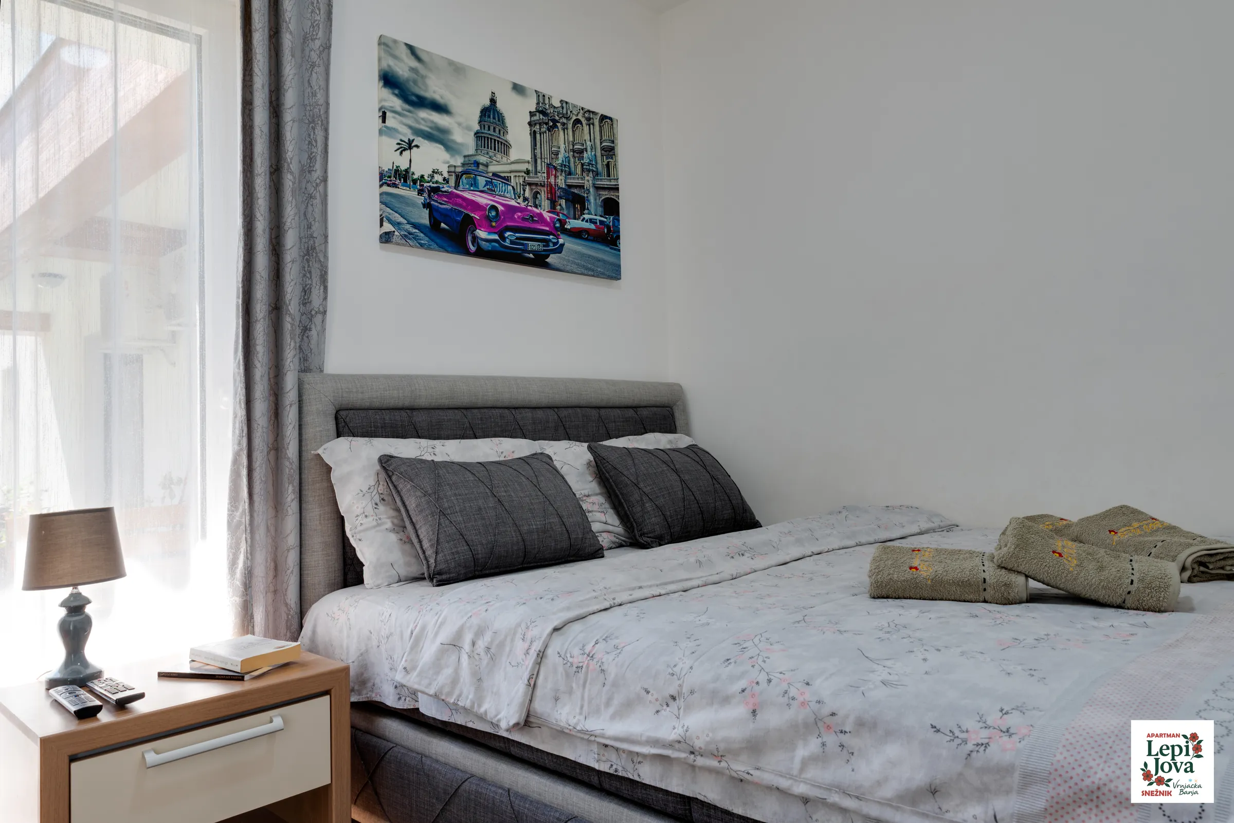 Spavaća soba apartmana Snežnik sa udobnim bračnim krevetom