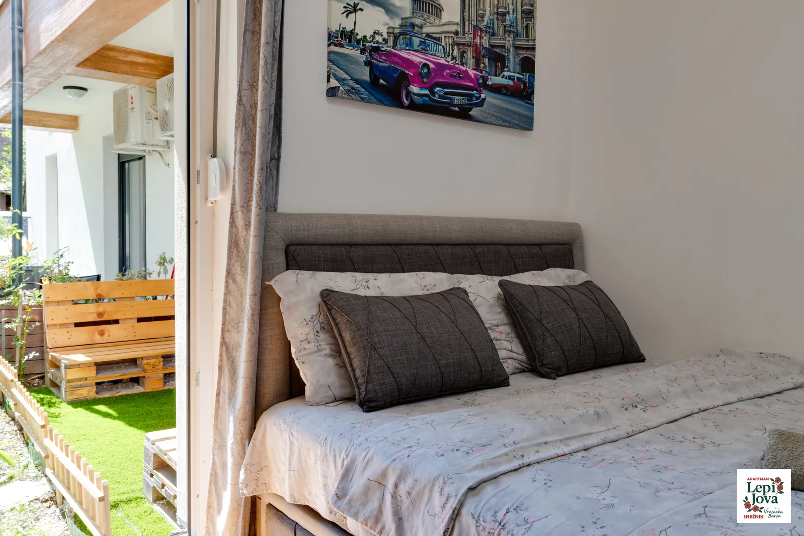 Bračni krevet u spavaćoj sobi apartmana Snežnik
