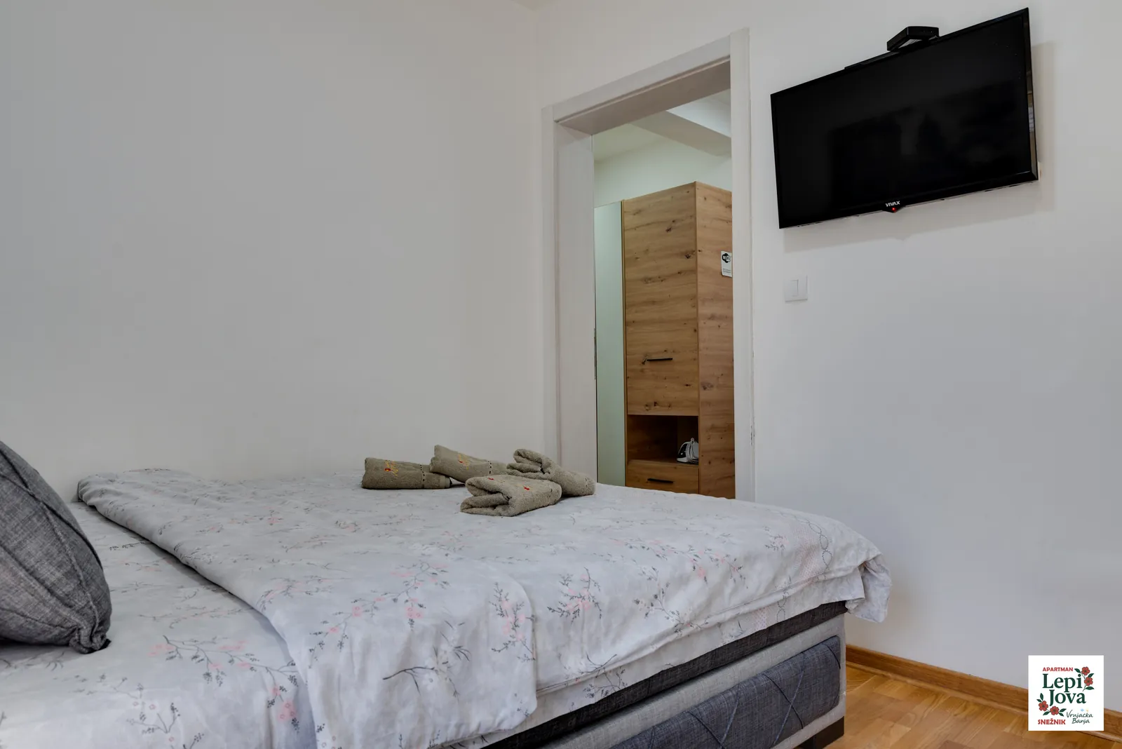 Televizor u spavaćoj sobi apartmana Snežnik
