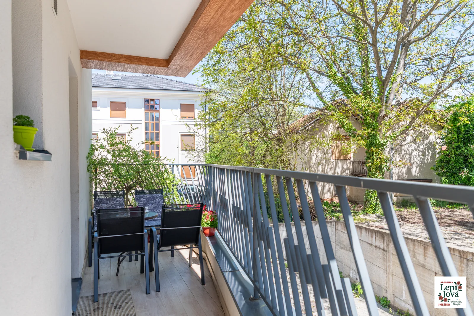 Pogled sa terase apartmana Snežnik na drvorede Vrnjačke Banje