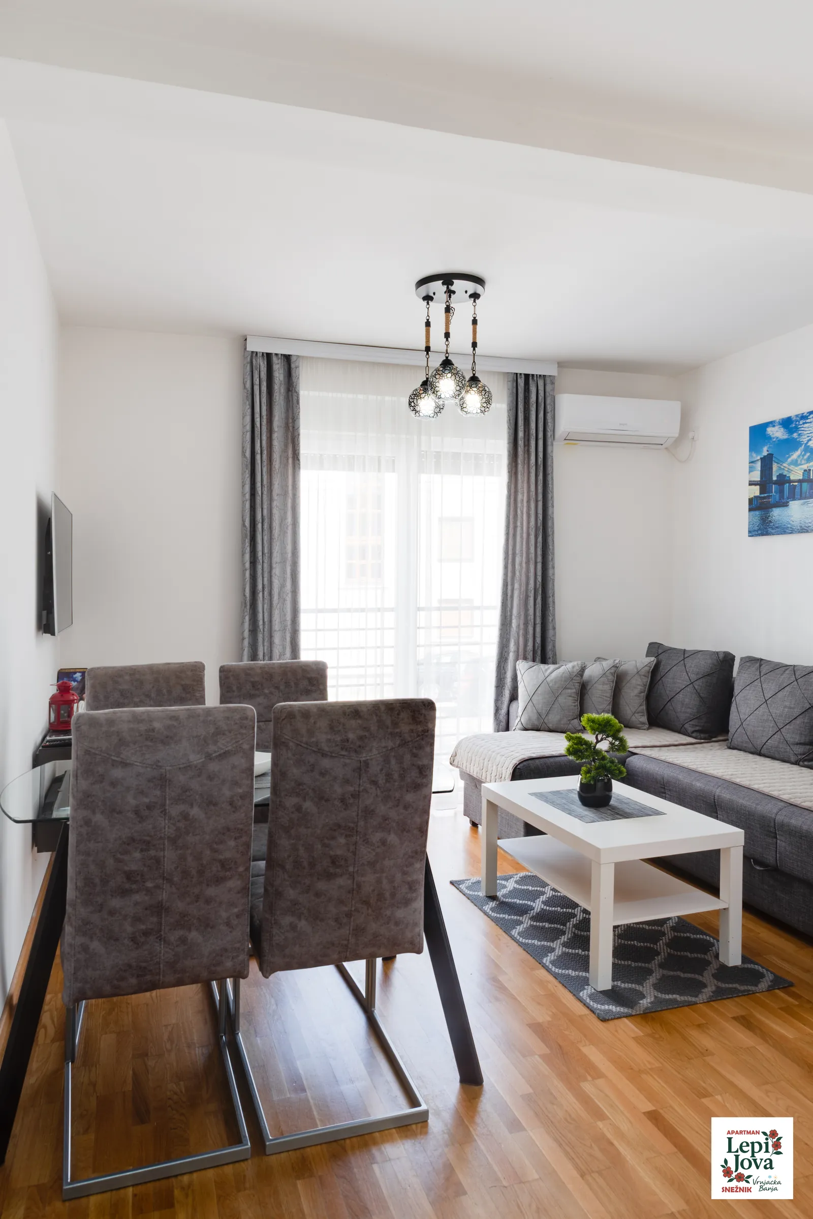 Trpezarijski deo apartmana Snežnik sa četiri stolice